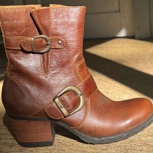 Born Brown Heeled Boots. Excellent NEW condition with BOX. Adjustable buckles